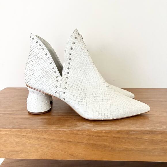 Vicson Jane Leather Silver Stud Pointed Toe Ankle Boots White Women's Size US 8 - Picture 3 of 10